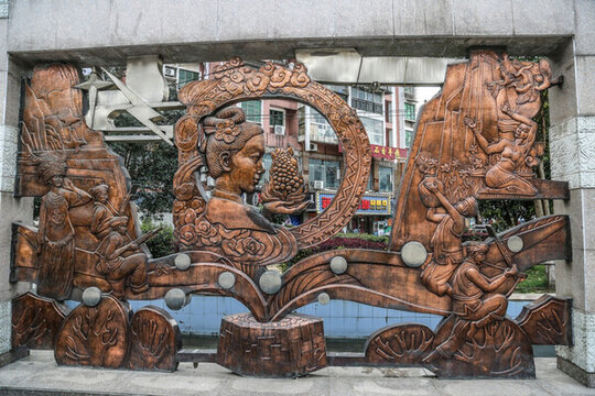 少數(shù)民族 雕塑 愛心