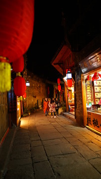 鳳凰古鎮(zhèn)小 巷子 里的商鋪