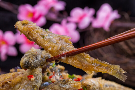 油炸小魚仔