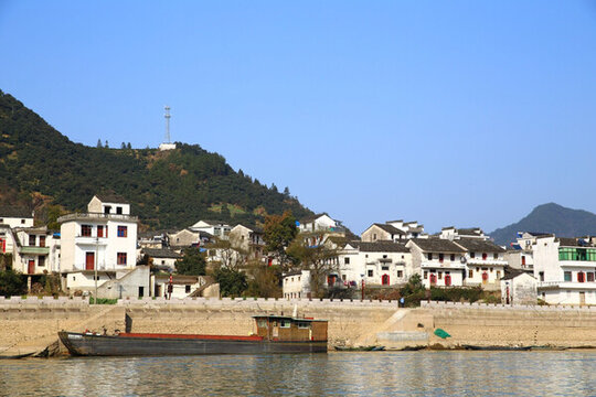 新安江邊山村