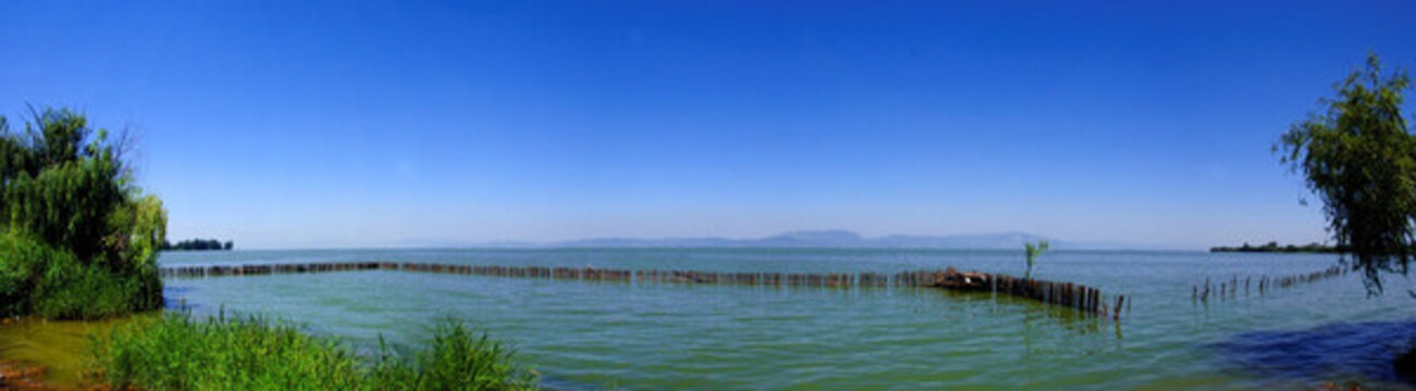 清澈湖水