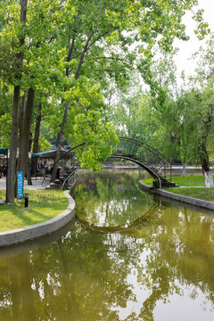 公園河道上的橋