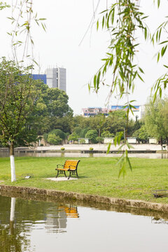 公園湖邊的長(zhǎng)椅