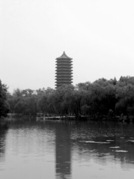 北京大學 伯牙塔 未名湖 黑白