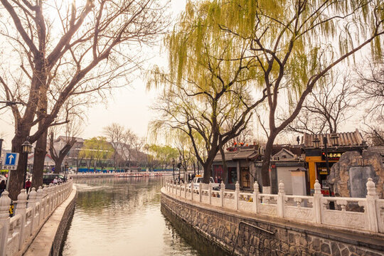 北京什剎海湖堤