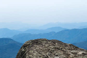 巖石水墨遠山