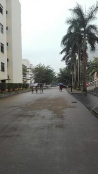 高校景象下雨景象