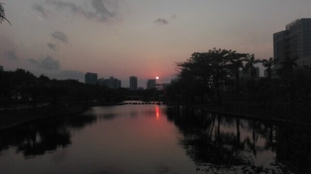 高校水景教室傍晚