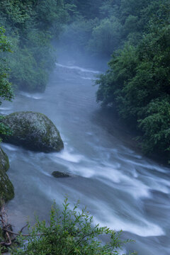 小河流水霧 8484