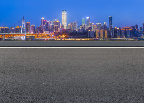 前景為瀝青道路的城市建筑群