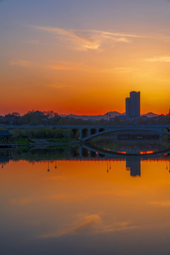 城市湖景晚霞