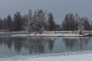 長(zhǎng)白山冬季樹(shù)木河流倒影