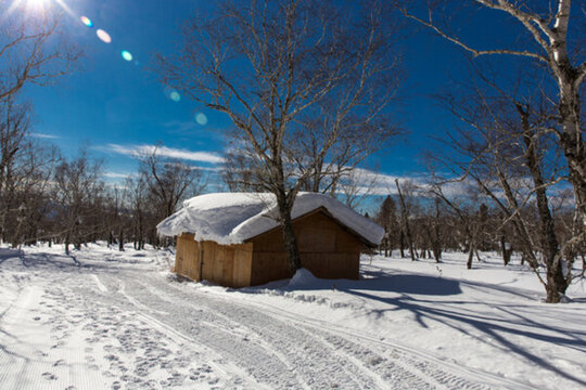 吉林長(zhǎng)白山房屋冬季冰雪風(fēng)光