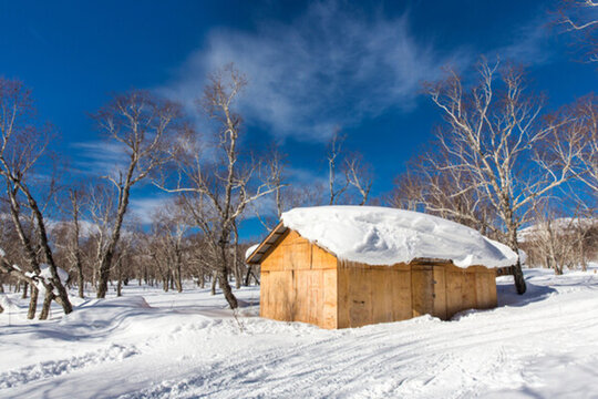 吉林長(zhǎng)白山房屋冬季冰雪風(fēng)光