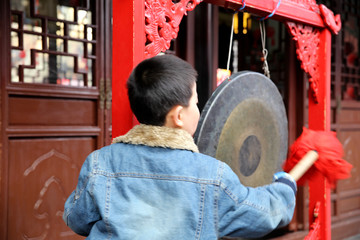 江南貢院小孩敲鑼