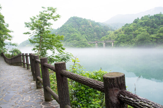 霧漫小東江