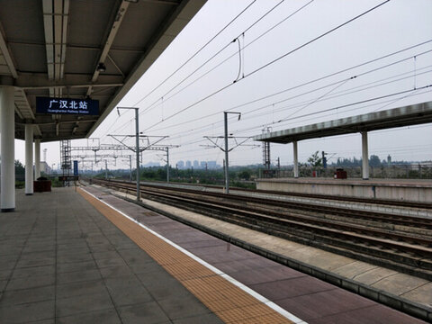 動(dòng)車站臺(tái)