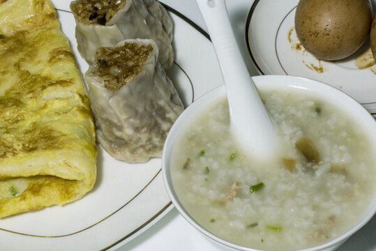 早餐 點(diǎn)心 皮蛋廋肉粥 雞蛋餅