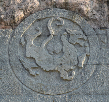 古代動物石雕圓形圖案
