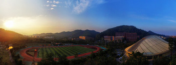 大學(xué)運(yùn)動(dòng)場(chǎng)