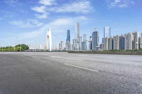 前景為瀝青路面的廣州CBD建筑