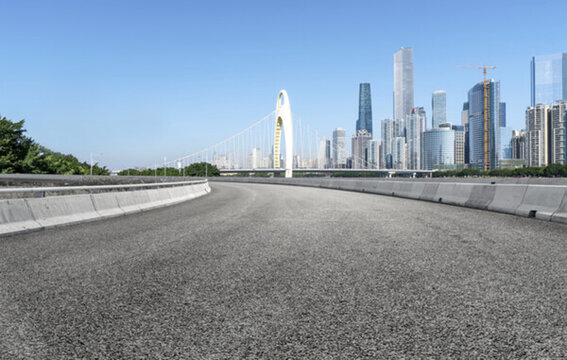 前景為瀝青道路的廣州地標建筑群