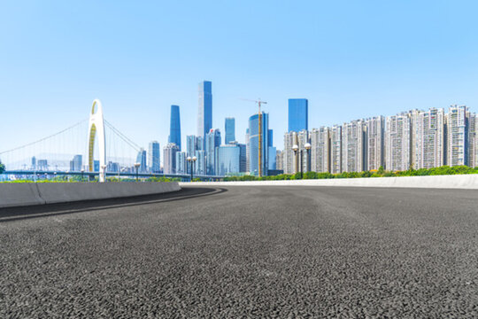 前景為瀝青路面的廣州CBD建筑