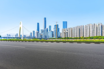 前景為瀝青道路的廣州地標建筑群