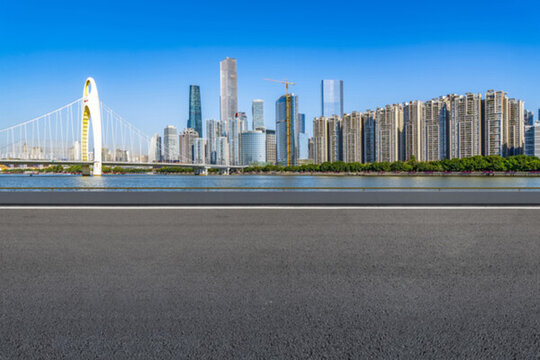 前景為瀝青道路的廣州地標建筑群