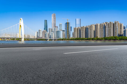 前景為瀝青道路的廣州地標建筑群