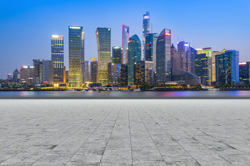 前景為廣場(chǎng)地面的上海陸家嘴建筑