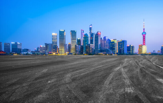前景為瀝青路面的上海陸家嘴建筑