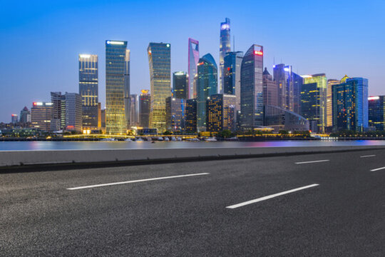 前景為瀝青路面的上海陸家嘴建筑