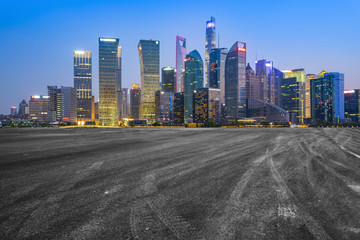 前景為瀝青路面的上海陸家嘴建筑