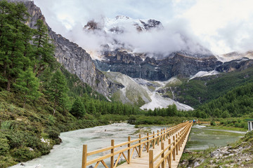 雪山與溪流