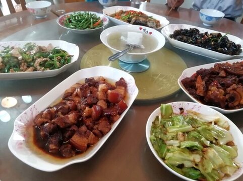 一桌農(nóng)家小炒菜