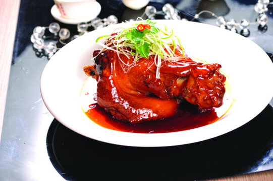 蔥油肘子