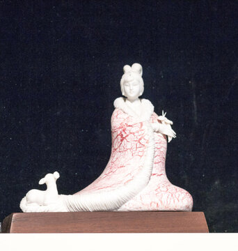 白瓷嫦娥擺件