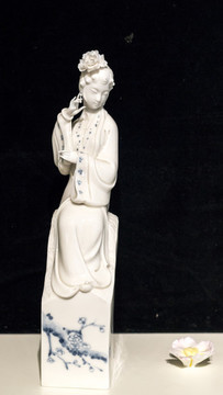 中國(guó)風(fēng)白瓷仕女