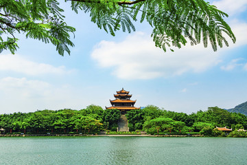 湖中樓閣