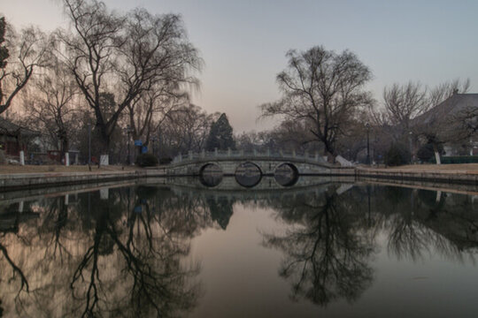 湖上拱橋