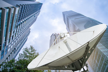 建筑摩天大樓和衛(wèi)星信號接收機