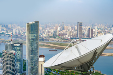 城市上空的衛(wèi)星信號接收機