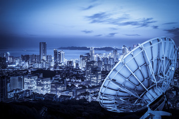 城市上空的衛(wèi)星接收器