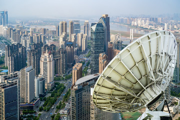 城市上空的衛(wèi)星接收器