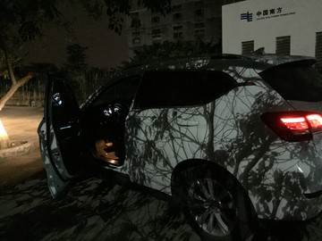 燈影下的汽車