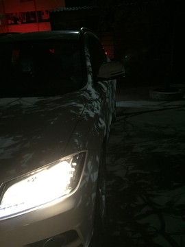 燈影下的汽車