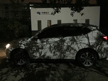 燈影下的汽車