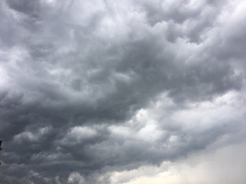 暴雨之前的洶涌烏云