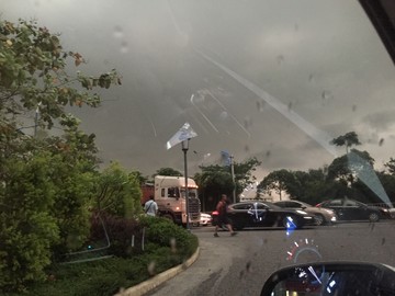 暴雨之前的洶涌烏云